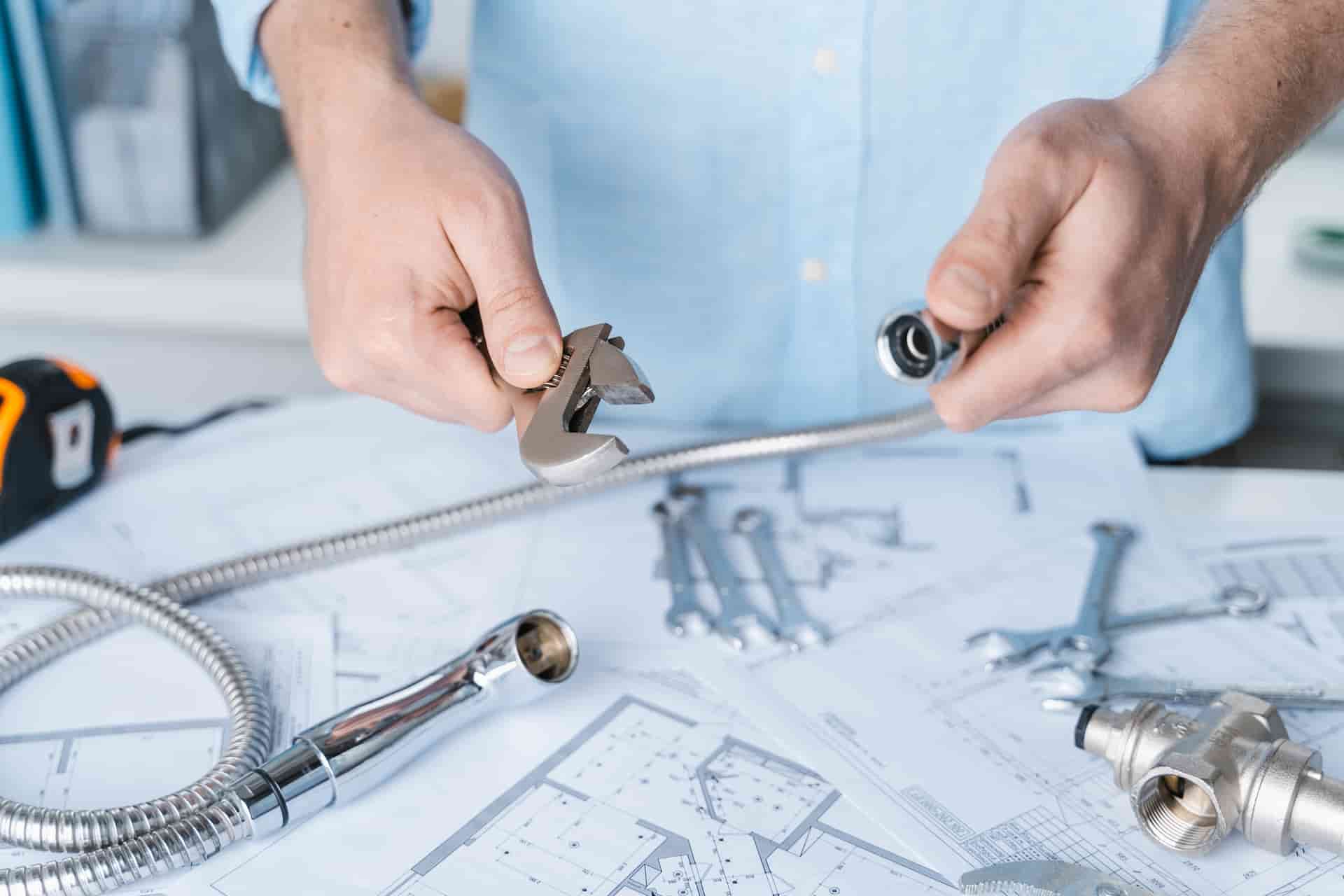 que hace el fontanero