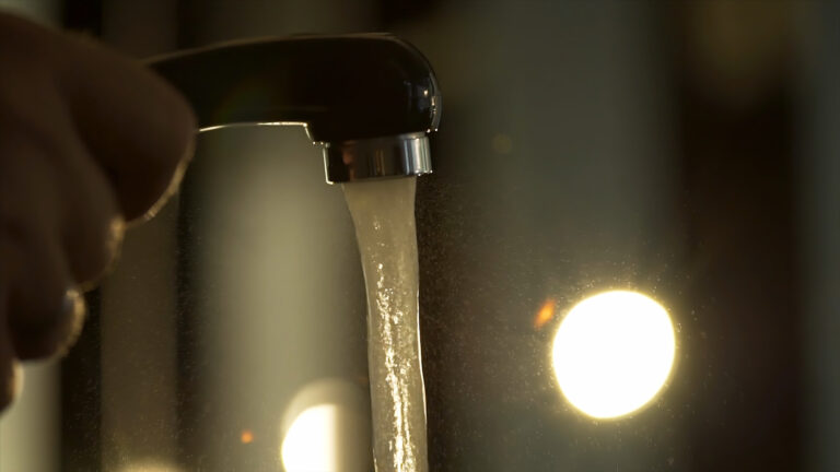 no sale agua caliente
